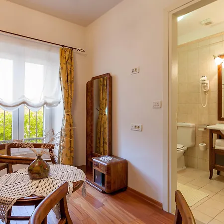 Mir Vami - Heated Pool, Sea Views & 100m I Brac Island