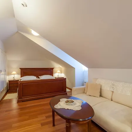 Mir Vami - Heated Pool, Sea Views & 100m I Brac Island